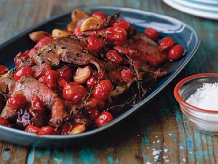 Тушеная телятина с помидорами