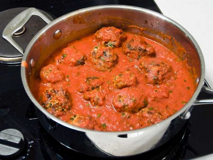 Фрикадельки с томатным соусом