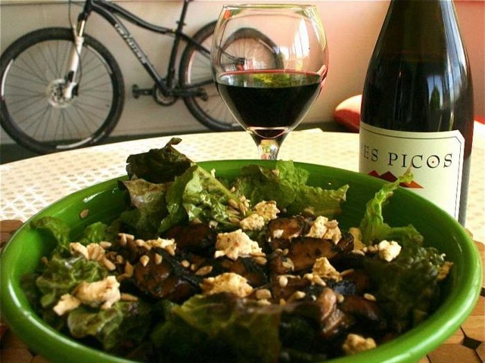 Зеленый салат с грибами