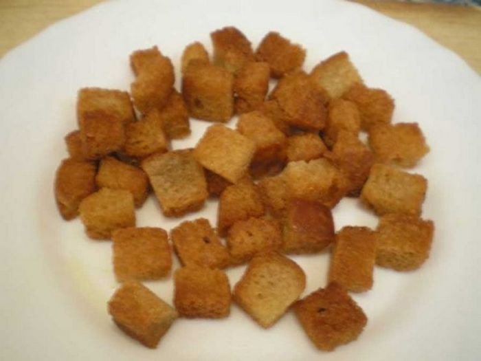 Поджаренные кубики хлеба