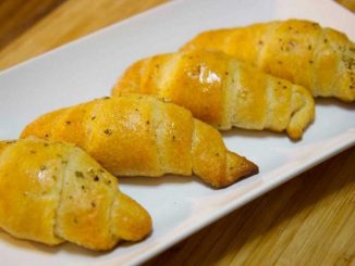 Птицы-носороги с желтым сыром и сыром