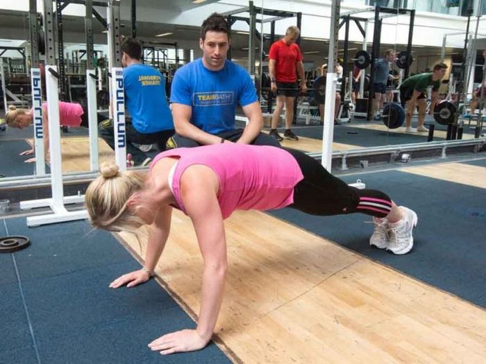 Звезда "тоуи" пит уикс спасает около 200 собак с южнокорейской мясной фермы "камера смертников"