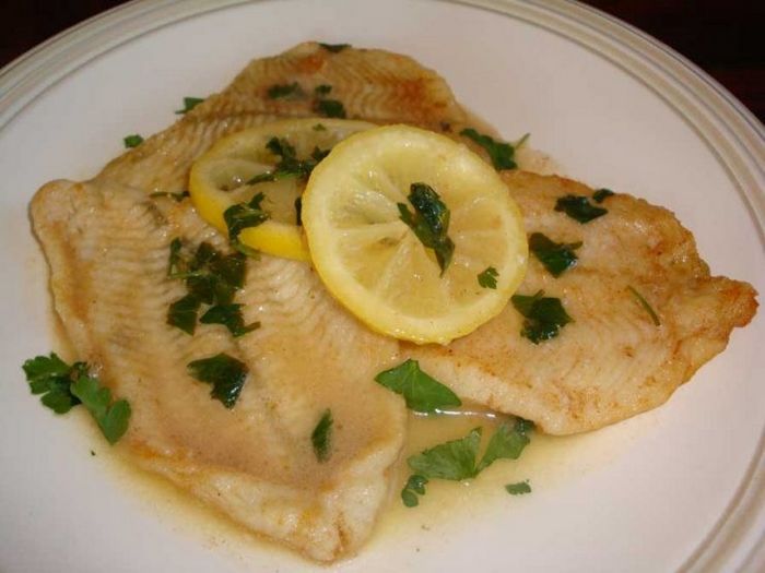 Форель отварная с соусом