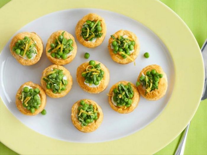 Горох с маслом и булочки с сыром