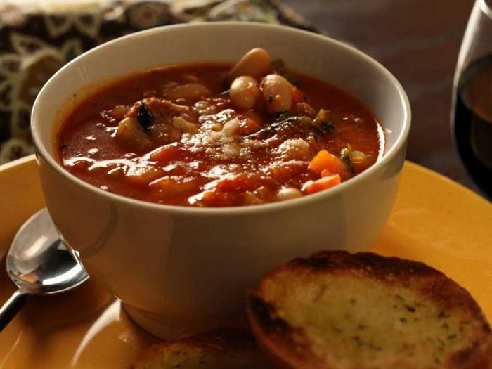 Фасоль с колбасой в горшочке