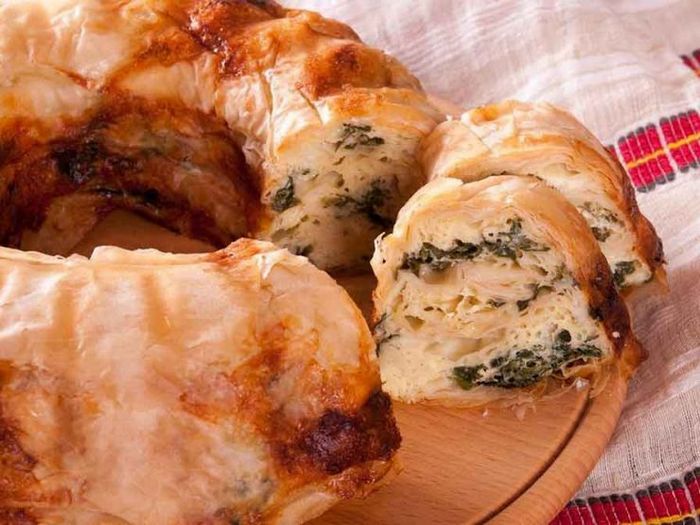 Пирог из дрожжей, капусты и сыра