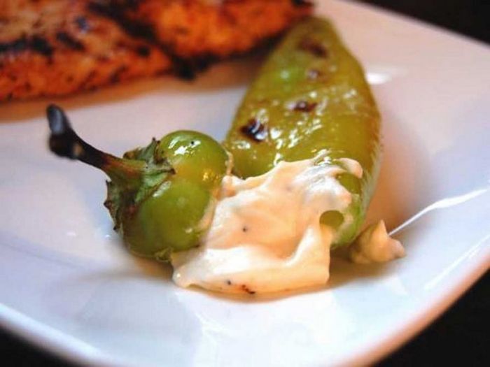 Кебаб из соленого бекона и фаршированный перец на гриле