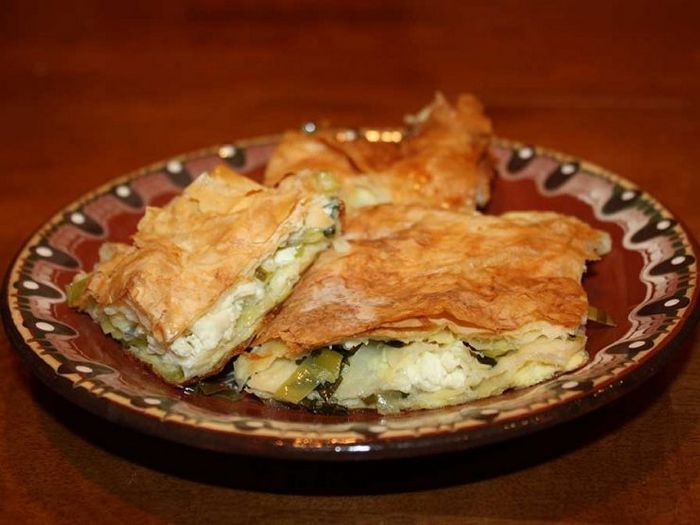 Пирог с готовой корочкой, луком-пореем и грибами