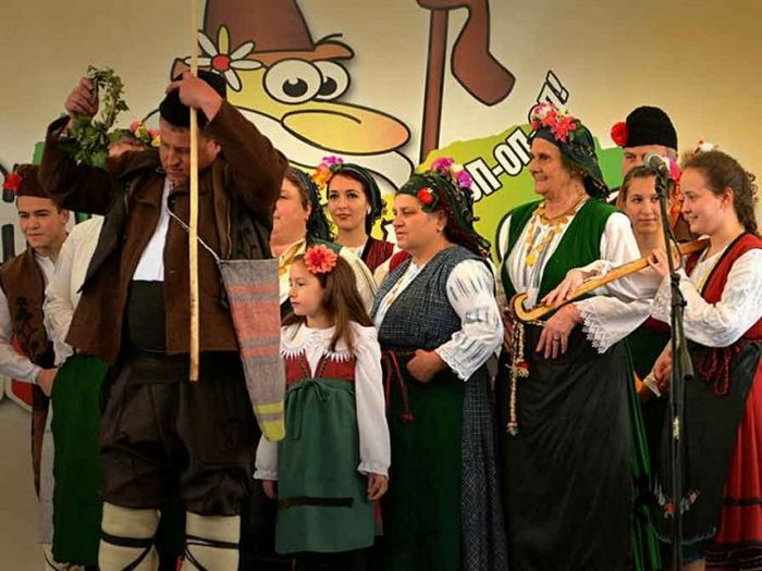 Мини-пирожки с малиной и белым шоколадом