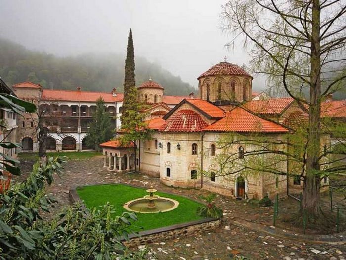 Живописный бачковский монастырь, расположенный в родопах