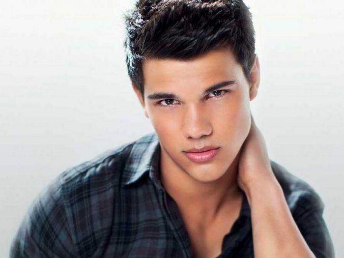 Сумеречная звезда тейлор лотнер возвращается на трасори