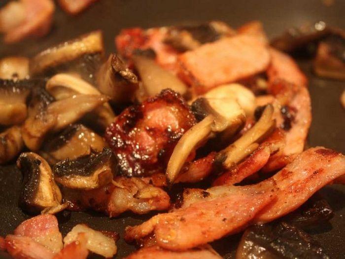 Запеченные в духовке грибы с беконом