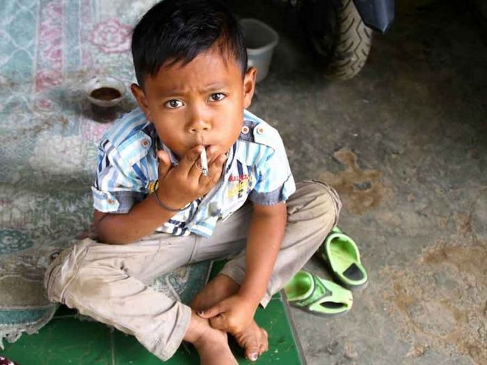 Курящие дети в индонезии - ложь или жестокая реальность?
