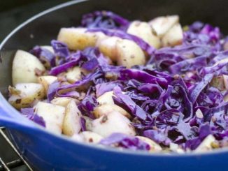 Краснокочанная капуста и картофельный салат