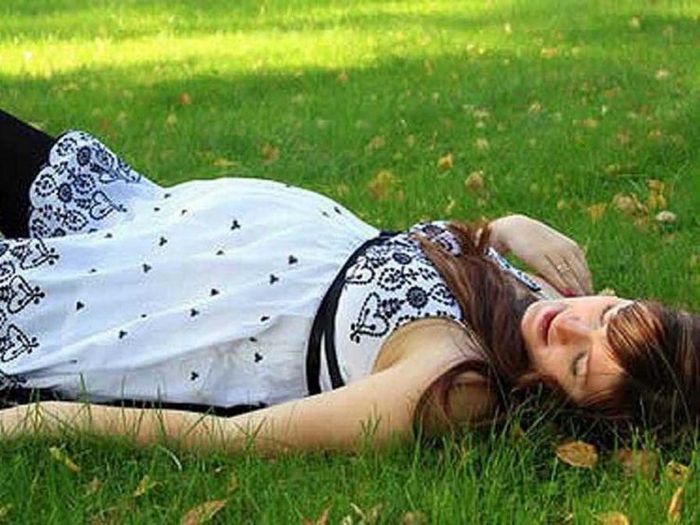 Салат из шпината с финиками и хикамой