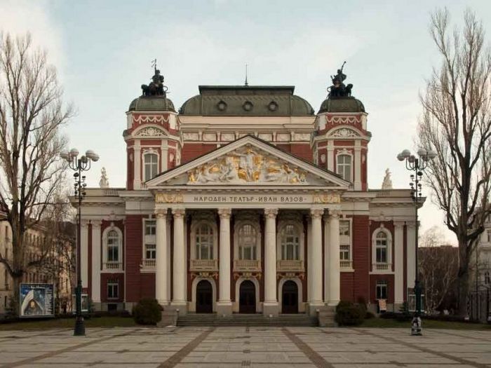 Tesla: илон маск объявляет о выпуске беспилотного электрического грузовика beast в октябре