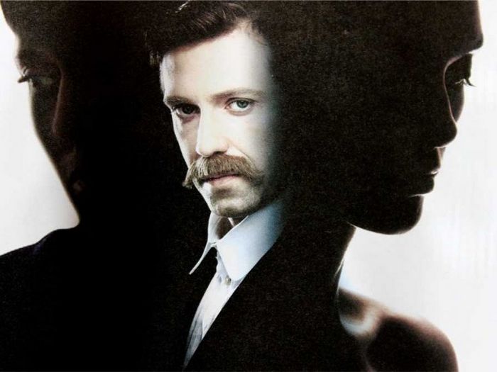 Бел ами входит в малый городской театр за каналом