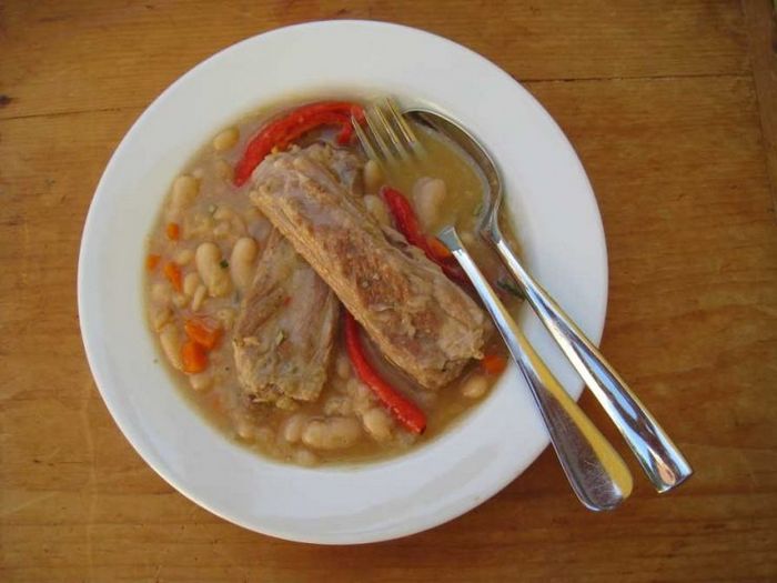 Фасоль с овечьей пастрами или копчеными свиными ребрышками