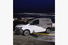 Автомобиль застрял под крылом пассажирского самолета из-за забывшего про ручник водителя