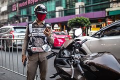 Турист показал семейной паре в Таиланде пачку долларов и сразу же лишился сбережений