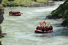 69-летняя туристка решила сплавиться по реке, упала и ушла под воду на глазах у гидов