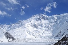 Альпинист-спасатель проанализировал видео с дрона, облетевшего пик Победы. Как он оценил шансы Наговициной на выживание?