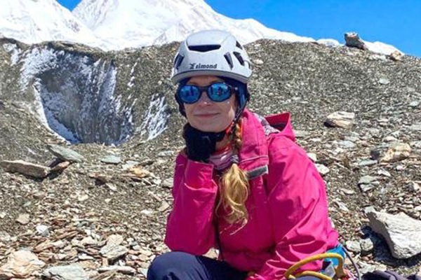 Беспилотники подлетели к пику Победы, где больше двух недель находится травмированная российская альпинистка. Что они обнаружили?