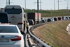 Больше 800 автомобилей скопились в очереди перед Крымским мостом
