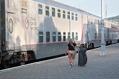 Больше десяти ехавших в Крым и обратно поездов задержали после атаки дронов