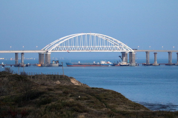 &laquo;Боже мой, бедный наш Крым&raquo;. Тысячи авто и 8 часов в очереди: у Крымского моста образовалась рекордная пробка. Что там творится?