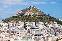 Делавший селфи во дворе церкви турист сорвался с вершины горы на камни