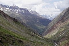 Девушка отправилась с возлюбленным в горы и сорвалась вниз у него на глазах Девушка отправилась с возлюбленным в горы и сорвалась вниз у него на глазах