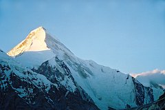 Иностранец не выжил во время попытки спасти застрявшую на горе россиянку