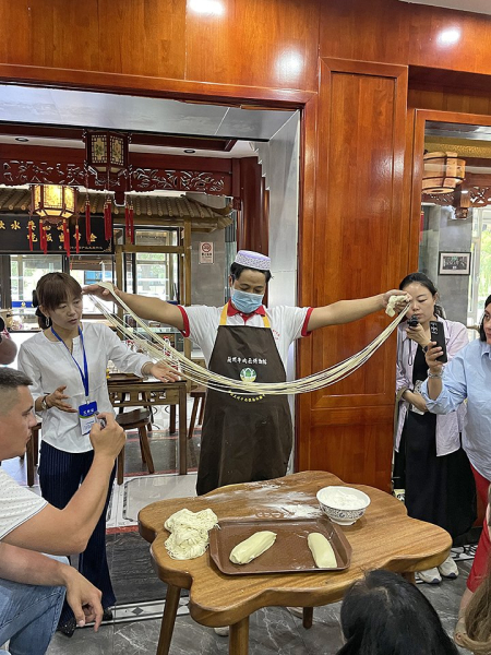 Летящая лошадь, храм-муравейник и лапша. Россияне массово едут в самый закрытый район Китая. Почему там нужно непременно побывать?