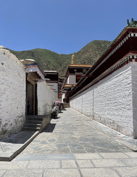 Летящая лошадь, храм-муравейник и лапша. Россияне массово едут в самый закрытый район Китая. Почему там нужно непременно побывать?