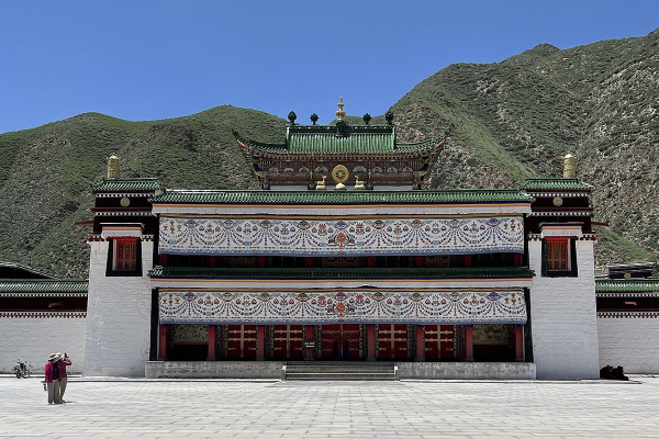 Летящая лошадь, храм-муравейник и лапша. Россияне массово едут в самый закрытый район Китая. Почему там нужно непременно побывать?