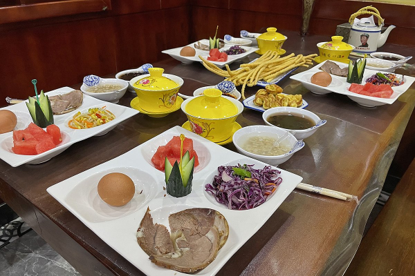 Летящая лошадь, храм-муравейник и лапша. Россияне массово едут в самый закрытый район Китая. Почему там нужно непременно побывать?