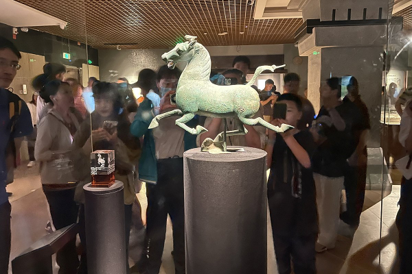 Летящая лошадь, храм-муравейник и лапша. Россияне массово едут в самый закрытый район Китая. Почему там нужно непременно побывать?