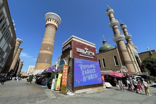 Летящая лошадь, храм-муравейник и лапша. Россияне массово едут в самый закрытый район Китая. Почему там нужно непременно побывать?