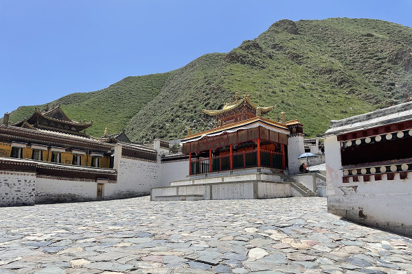 Летящая лошадь, храм-муравейник и лапша. Россияне массово едут в самый закрытый район Китая. Почему там нужно непременно побывать?