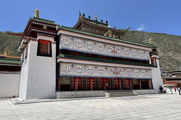 Летящая лошадь, храм-муравейник и лапша. Россияне массово едут в самый закрытый район Китая. Почему там нужно непременно побывать?