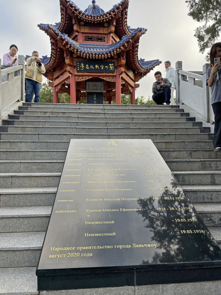 Летящая лошадь, храм-муравейник и лапша. Россияне массово едут в самый закрытый район Китая. Почему там нужно непременно побывать?