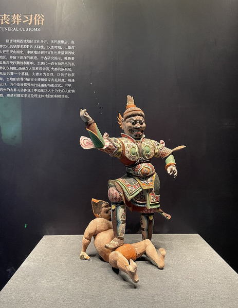 Летящая лошадь, храм-муравейник и лапша. Россияне массово едут в самый закрытый район Китая. Почему там нужно непременно побывать?