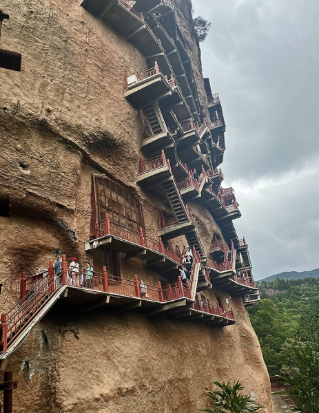 Летящая лошадь, храм-муравейник и лапша. Россияне массово едут в самый закрытый район Китая. Почему там нужно непременно побывать?