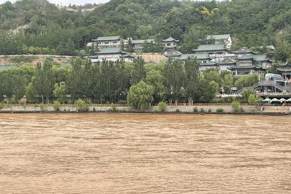 Летящая лошадь, храм-муравейник и лапша. Россияне массово едут в самый закрытый район Китая. Почему там нужно непременно побывать?