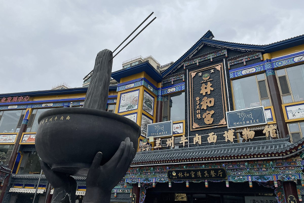 Летящая лошадь, храм-муравейник и лапша. Россияне массово едут в самый закрытый район Китая. Почему там нужно непременно побывать?