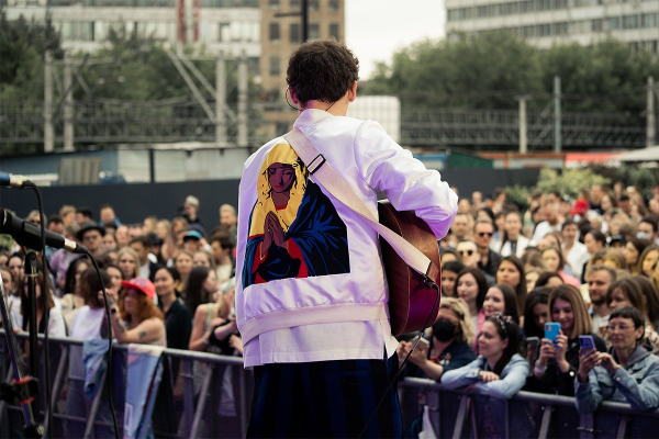 Лучшая музыка, стендап и очень много историй. Что делать на &laquo;Чтиво Фесте&raquo; и почему это лучшее мероприятие для завершения лета?