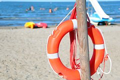 Мужчина ушел под воду во время купания на пляже в Индии на глазах у группы туристов