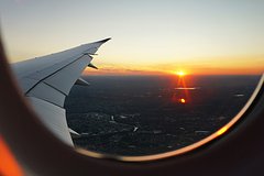 Напившийся водки пассажир самолета ударил девушку на глазах у дочери и полицейского