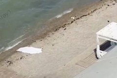 Отдыхающие на пляже российского санатория наткнулись на тело мужчины